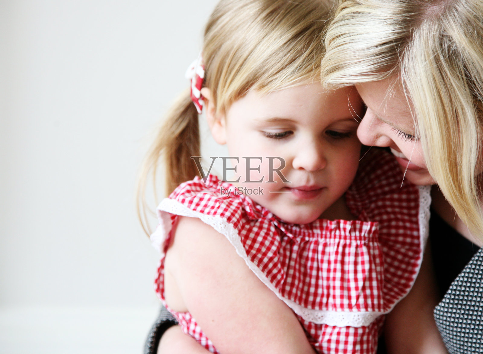 女人拥抱的女孩照片摄影图片