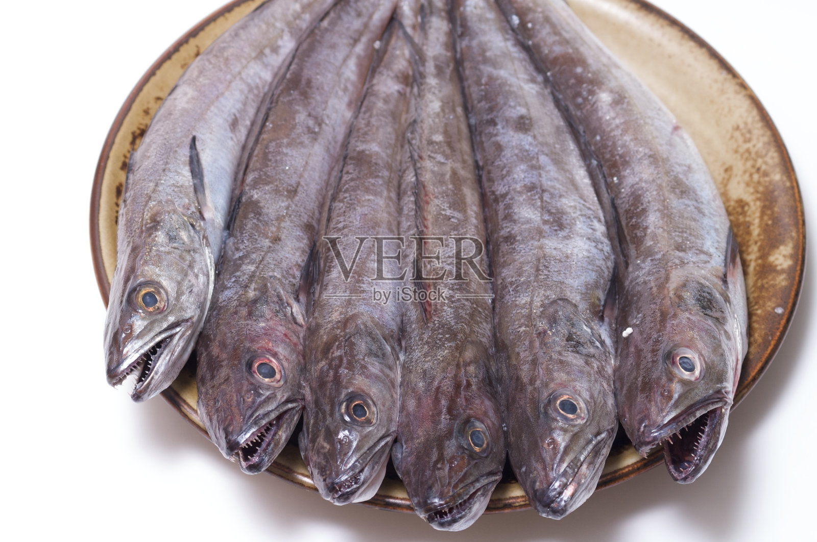 一盘新鲜的小鳕鱼照片摄影图片