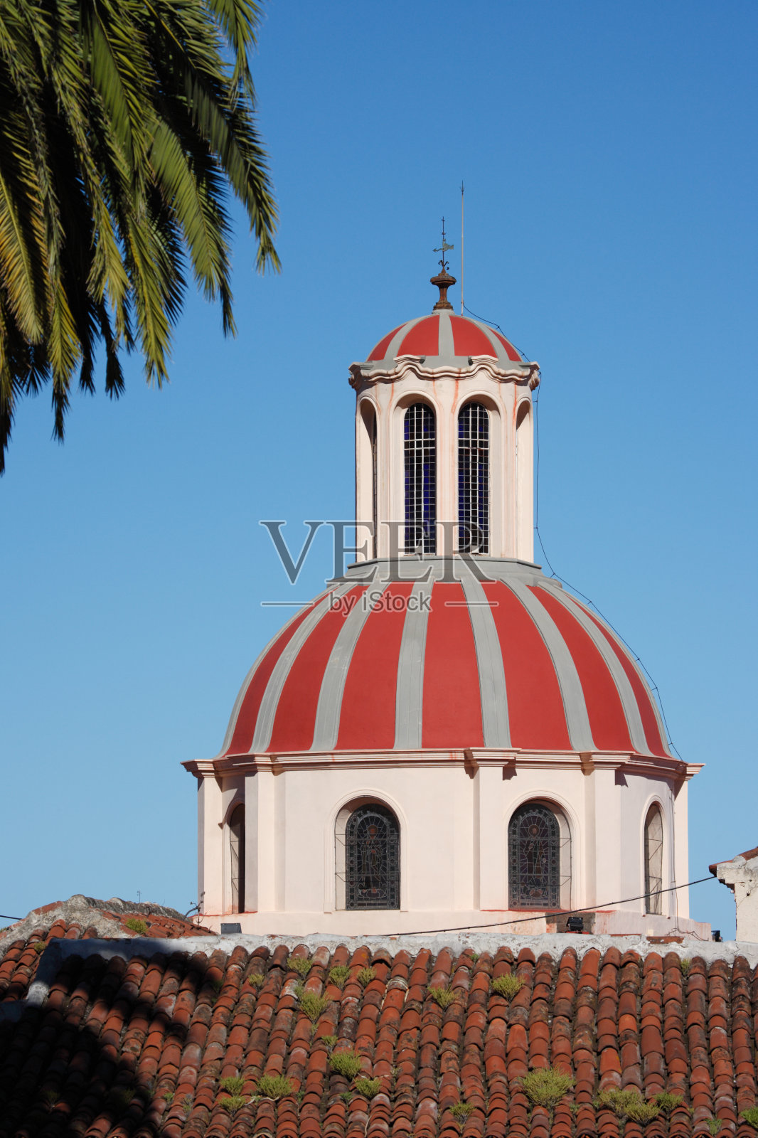 蓝色天空下穹顶的西班牙教堂照片摄影图片