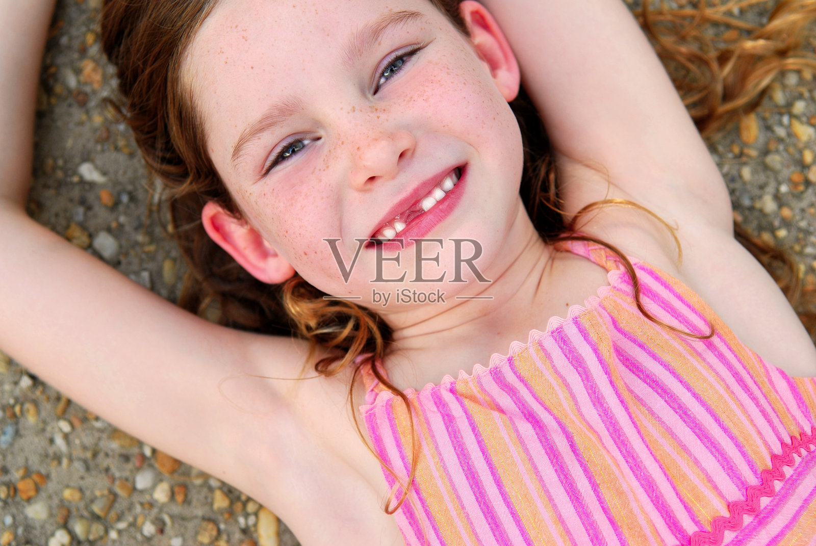 缺门牙的可爱女孩照片摄影图片