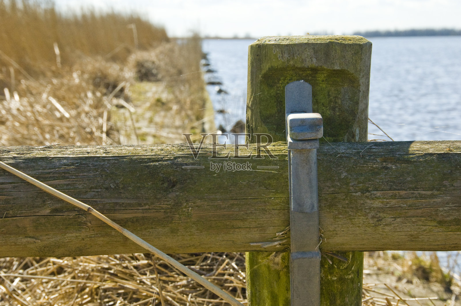 湖边的旧栅栏照片摄影图片
