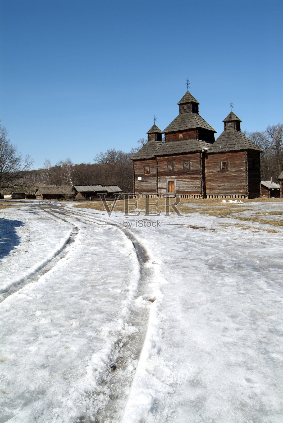 冬天的景色和古老的教堂。照片摄影图片