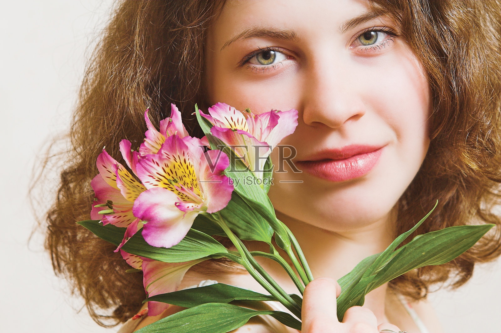 手持鲜花的美丽女孩照片摄影图片