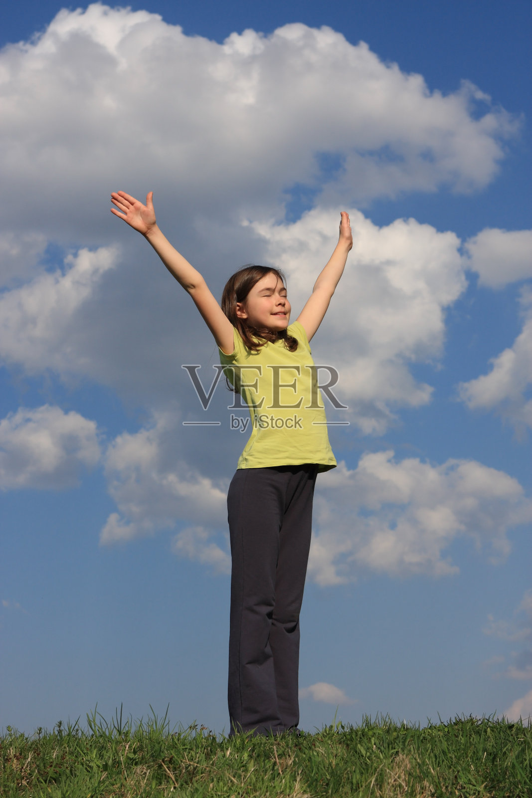 女孩举起双手，对着蓝天照片摄影图片