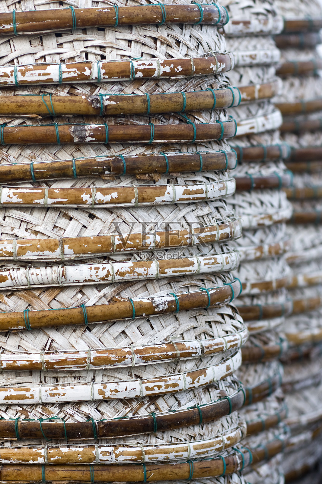 一堆圆竹篮照片摄影图片