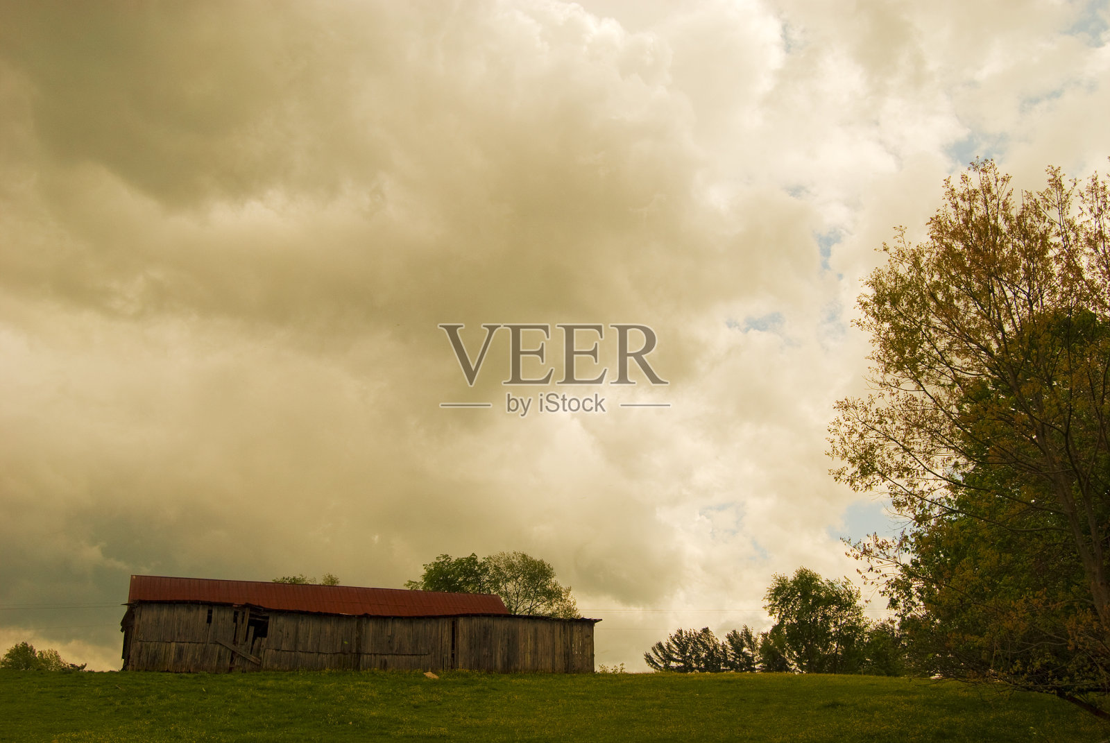 暴风雨中的农场建筑照片摄影图片