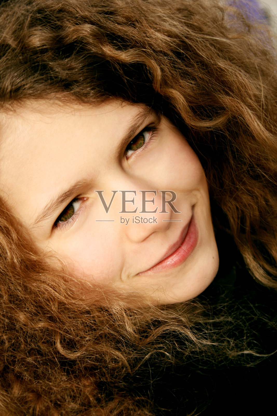 微笑的年轻女孩与长卷发照片摄影图片