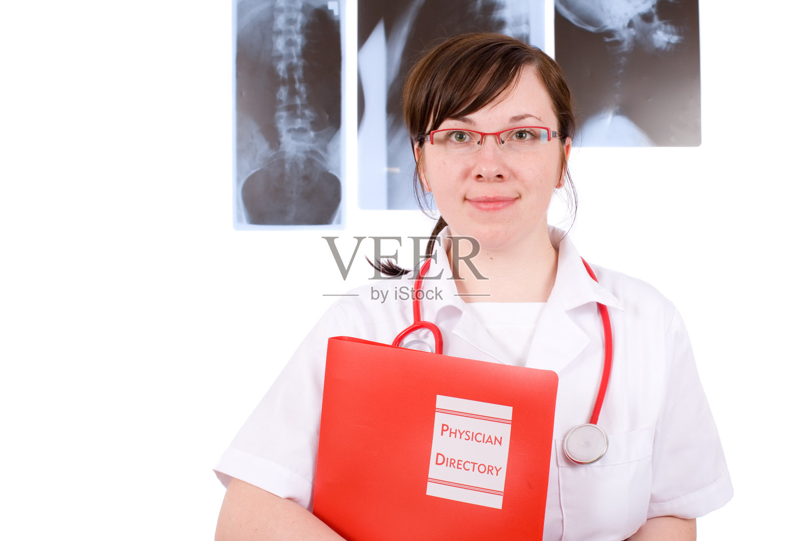 年轻女医生拿着红色文件夹，x光作为背景照片摄影图片