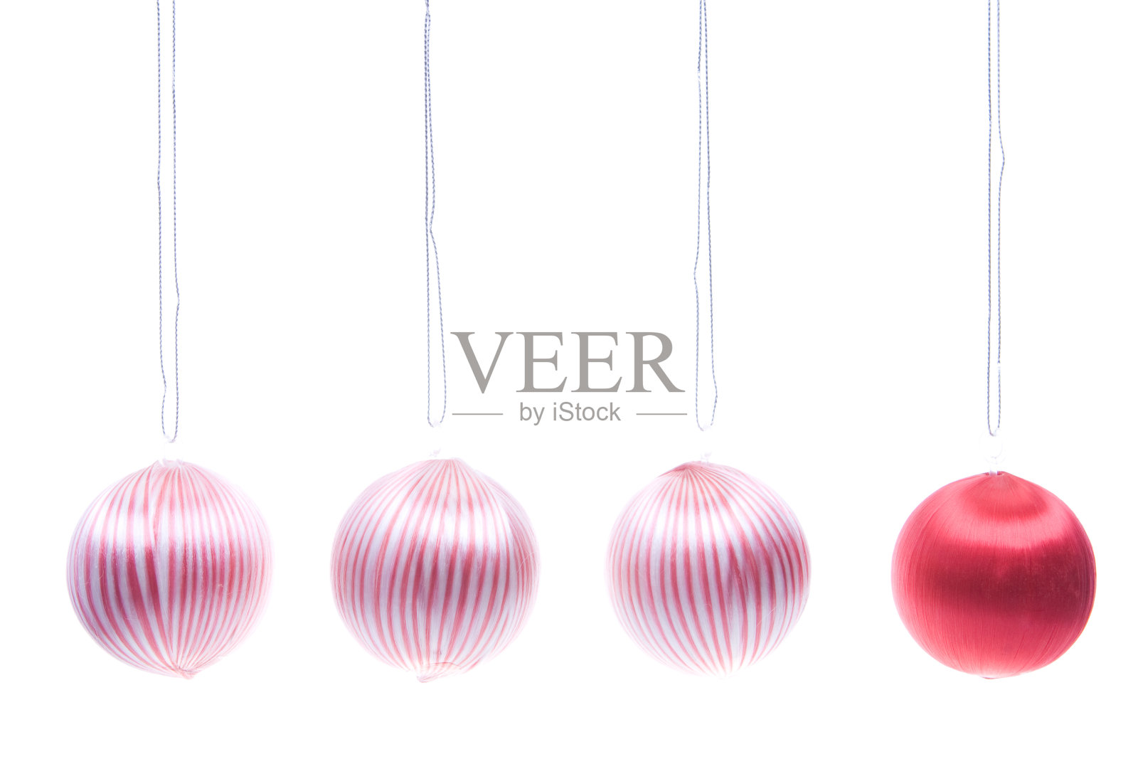 复古粉红红色圣诞球条纹悬挂孤立的白色背景照片摄影图片