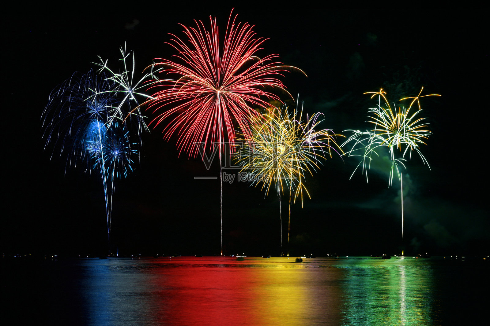 五彩缤纷的烟花照亮了平静的水面上的夜空照片摄影图片
