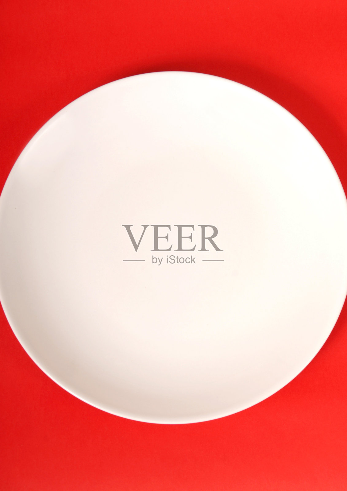 简单的白色盘子上的红色背景照片摄影图片