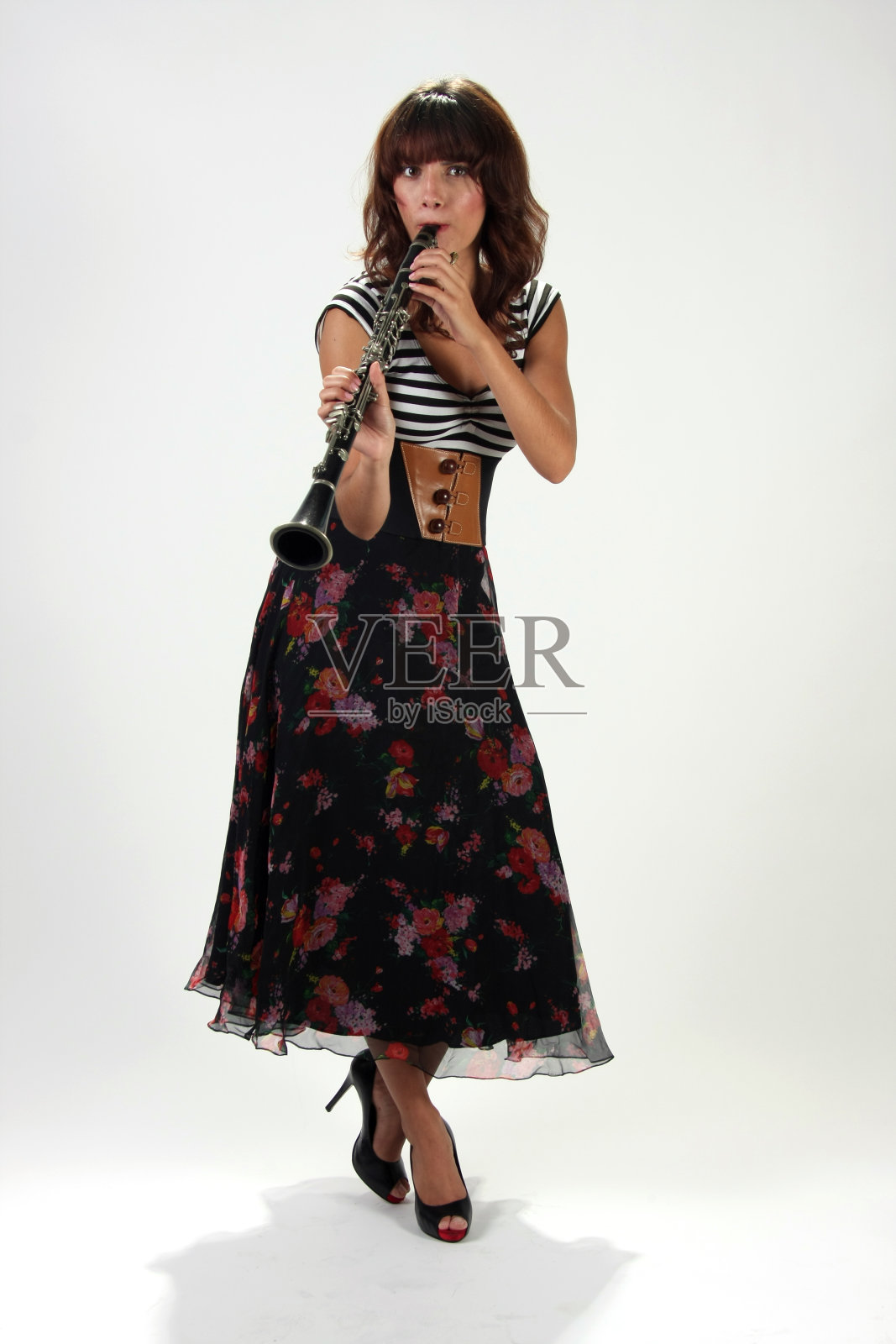 女人演奏单簧管照片摄影图片