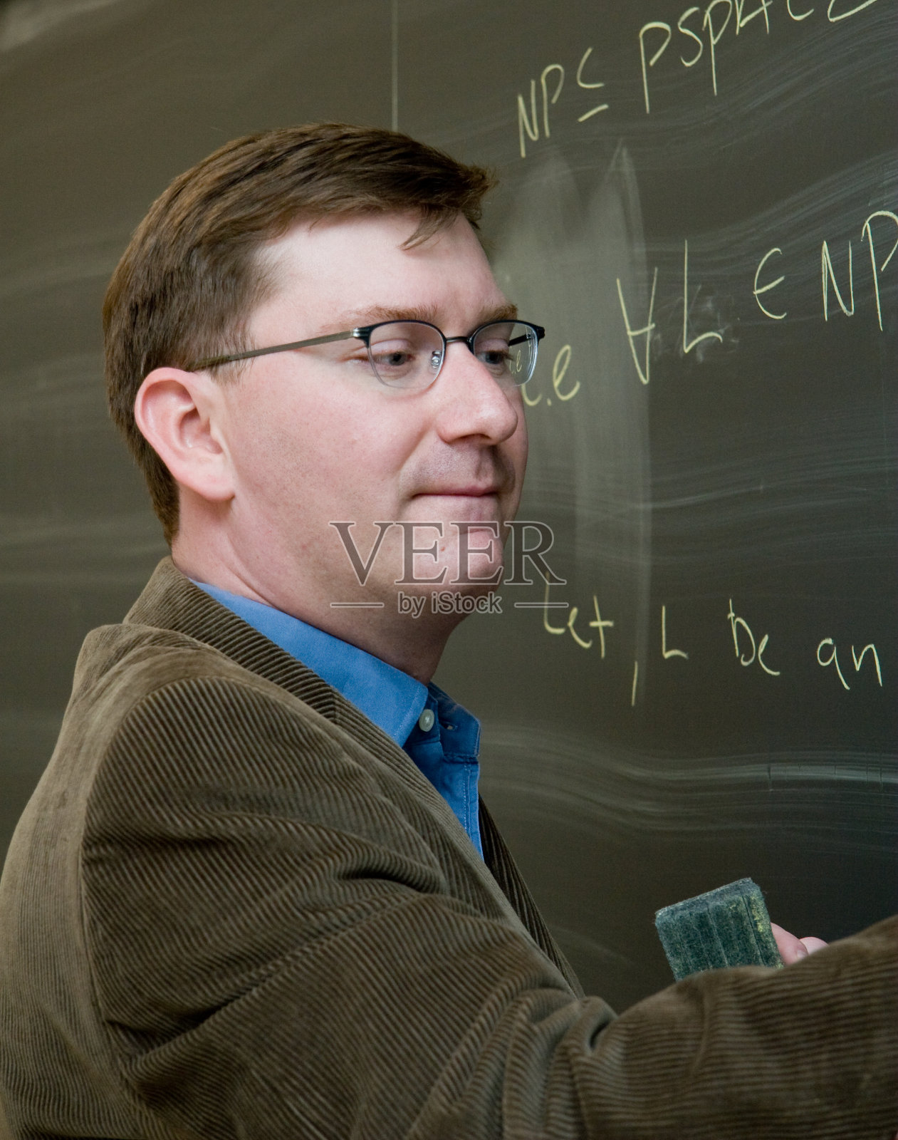 教授在黑板上写字照片摄影图片