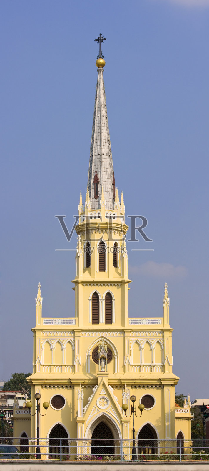 黄色教堂和高耸的尖塔照片摄影图片