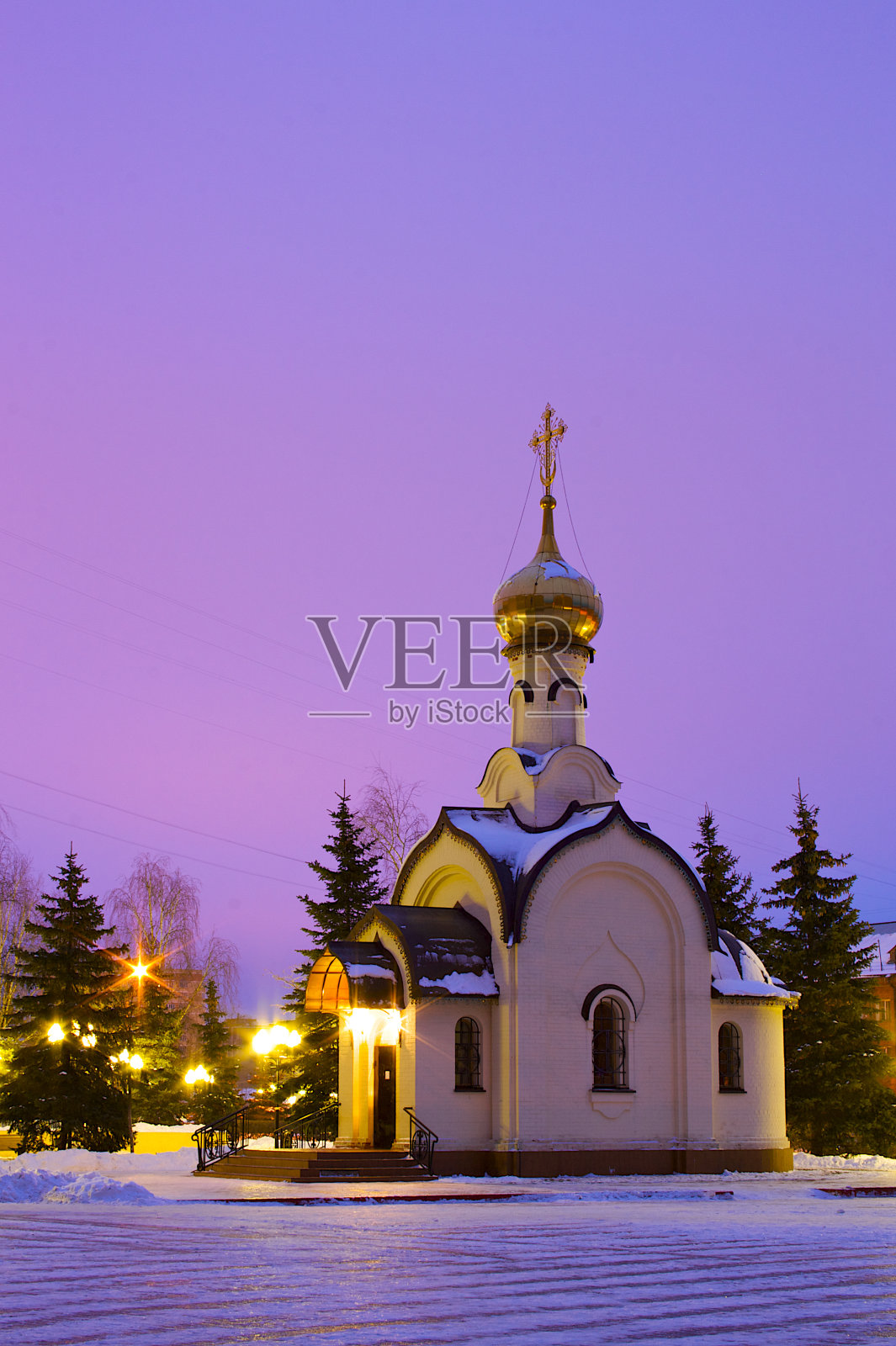 白雪覆盖的俄罗斯当地东正教小教堂照片摄影图片