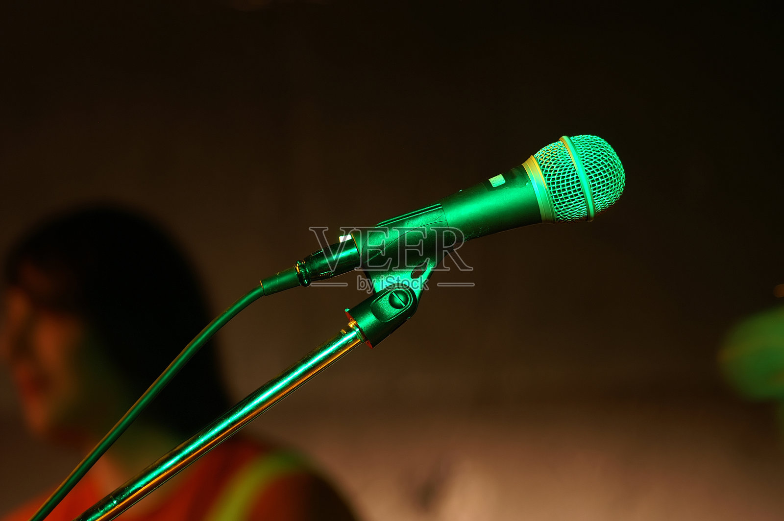 麦克风在绿色照片摄影图片