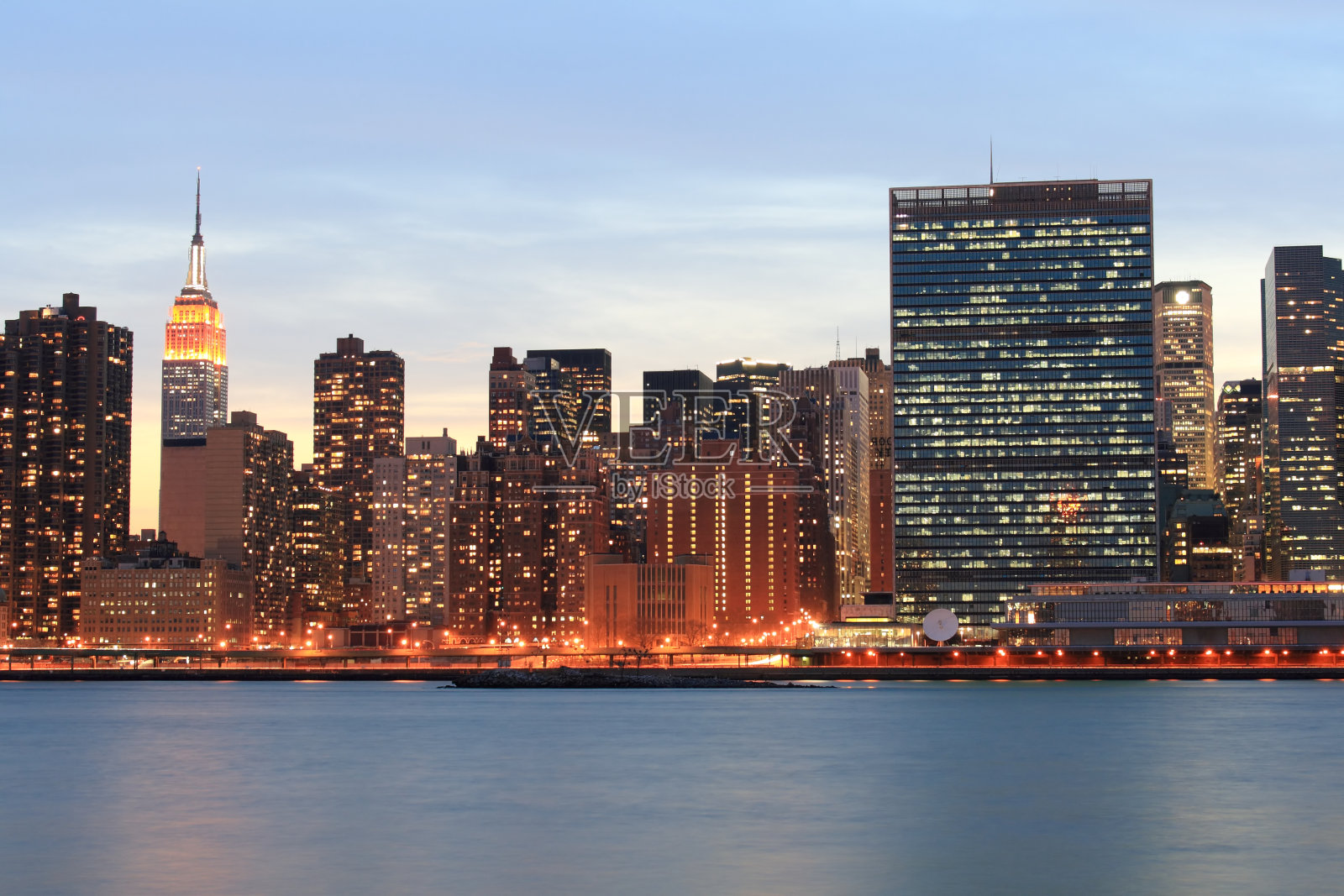 曼哈顿中城夜晚的天际线照片摄影图片