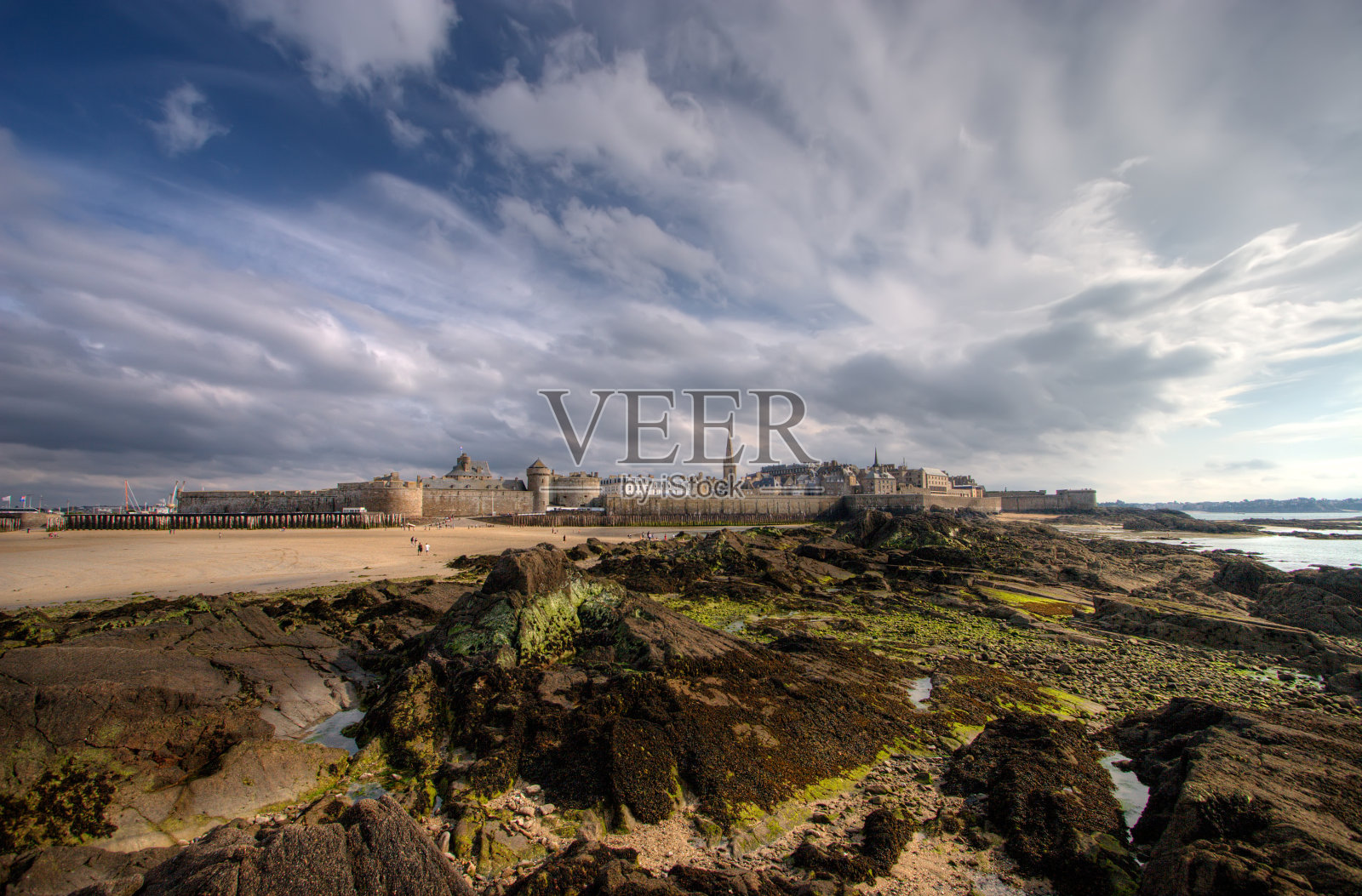 来自海上的圣马洛。照片摄影图片