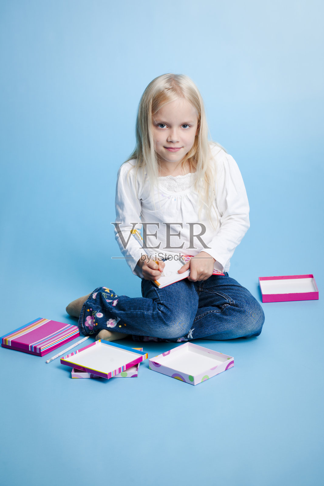 小女孩玩得开心照片摄影图片