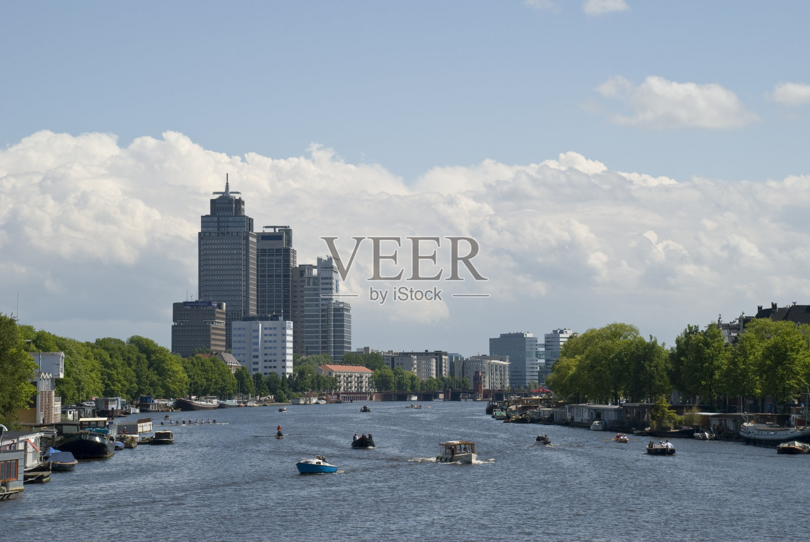 阿姆斯特尔河上的船照片摄影图片