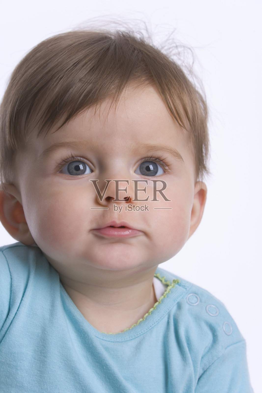 一个可爱的小女孩的肖像照片摄影图片