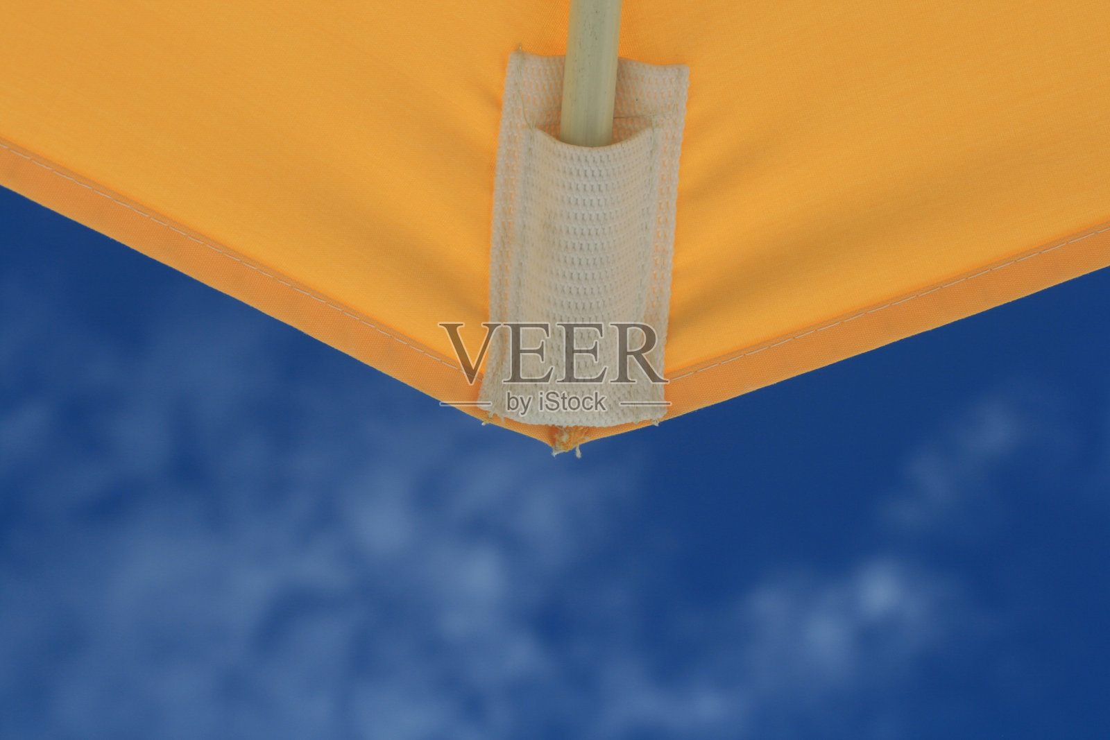 黄色的伞细节和蓝色的天空照片摄影图片