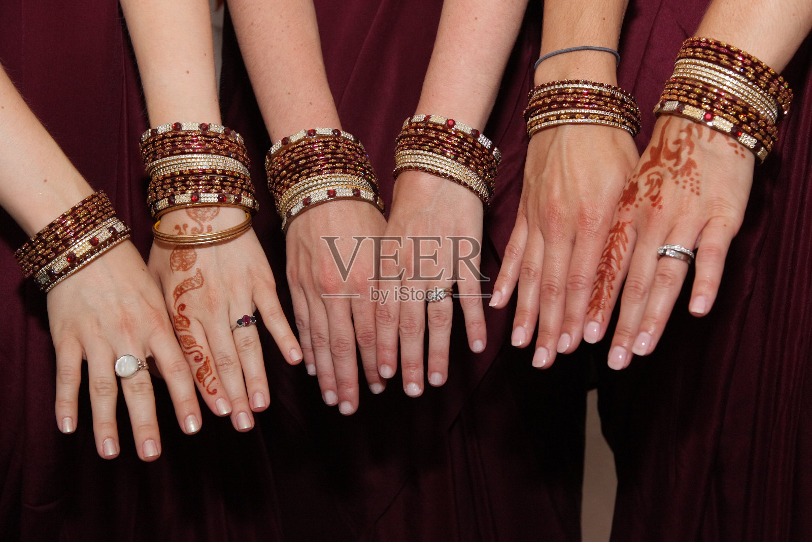 用指甲花装饰的手照片摄影图片