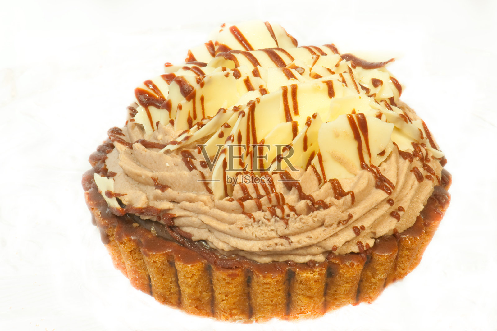 白色背景下的巧克力挞照片摄影图片