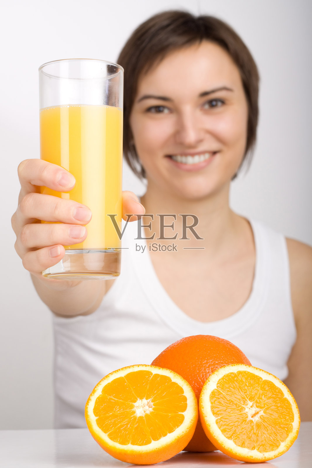 提供橙汁的女孩照片摄影图片