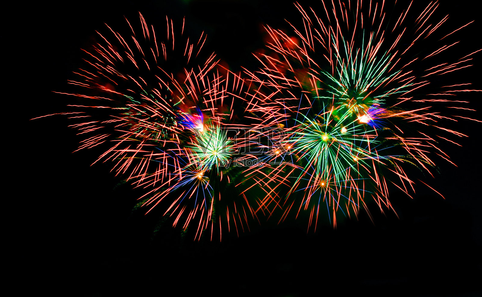 黑色背景上的烟火照片摄影图片