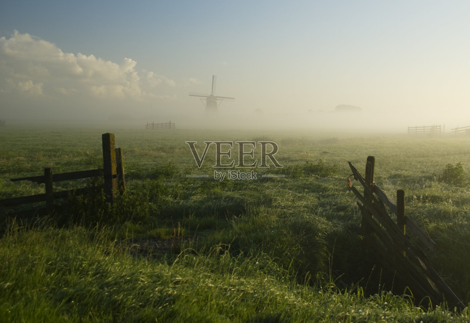 荷兰风车在晨雾中照片摄影图片