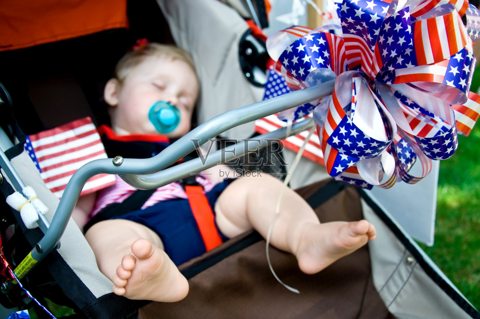 7月4日在婴儿车里睡觉的婴儿照片摄影图片