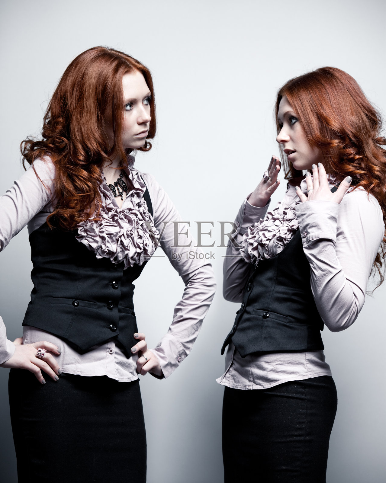 一个女人扮演两个角色照片摄影图片