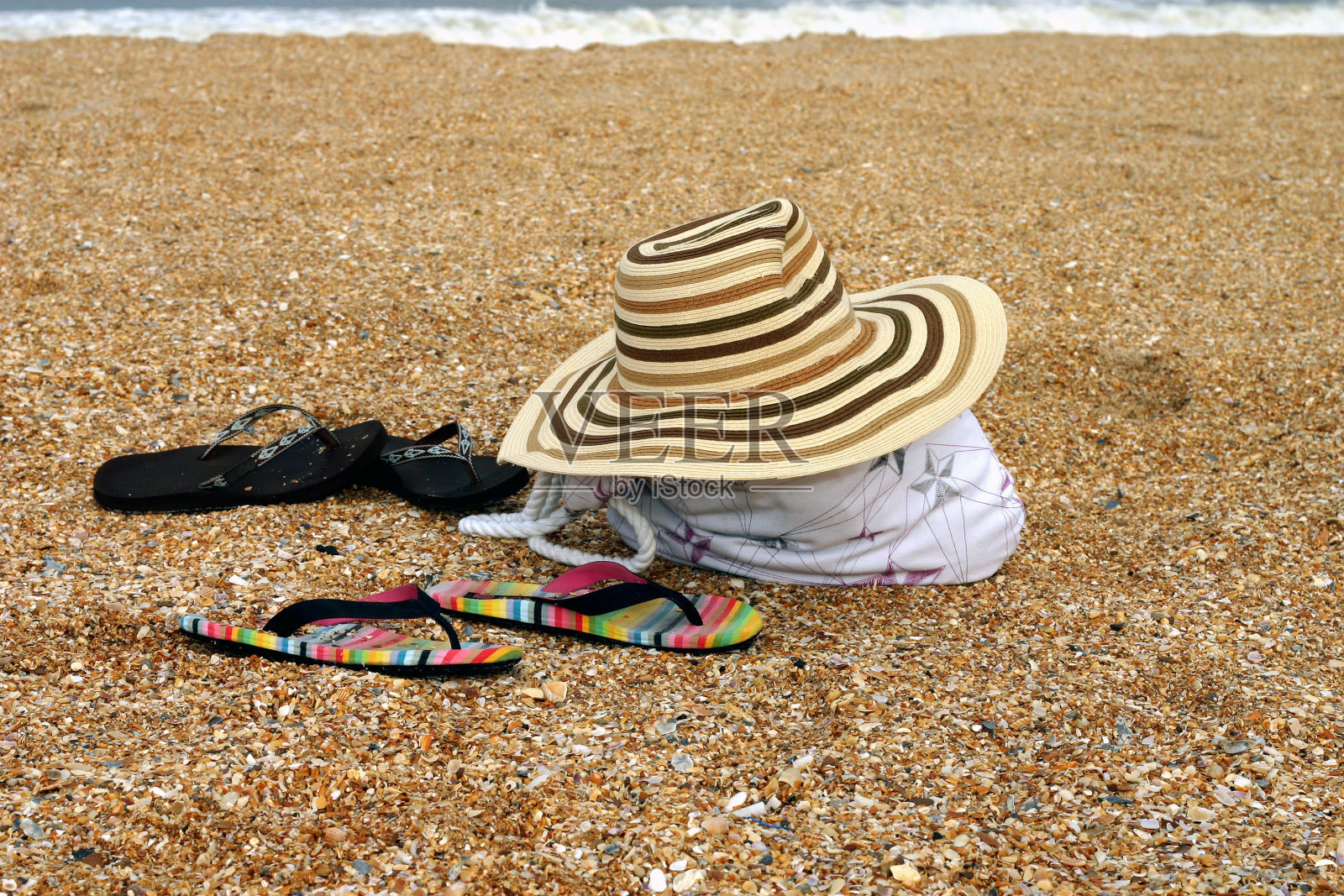 沙滩包，凉鞋和太阳帽照片摄影图片