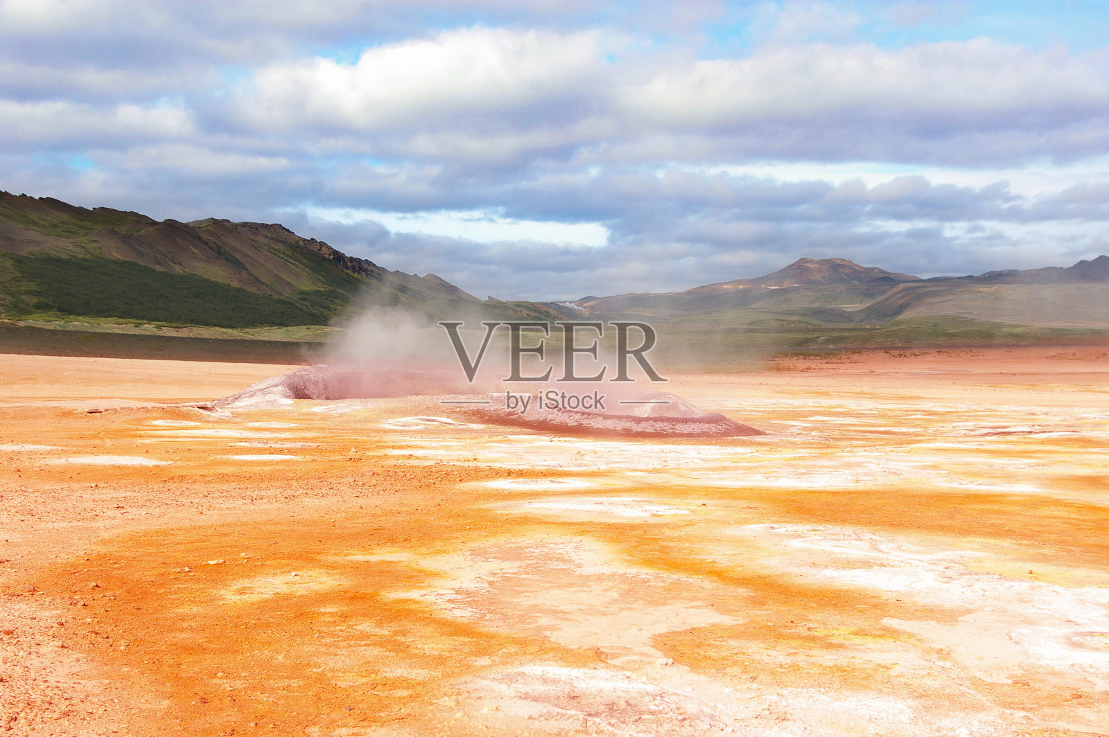 热蒸汽从两个硫磺池照片摄影图片