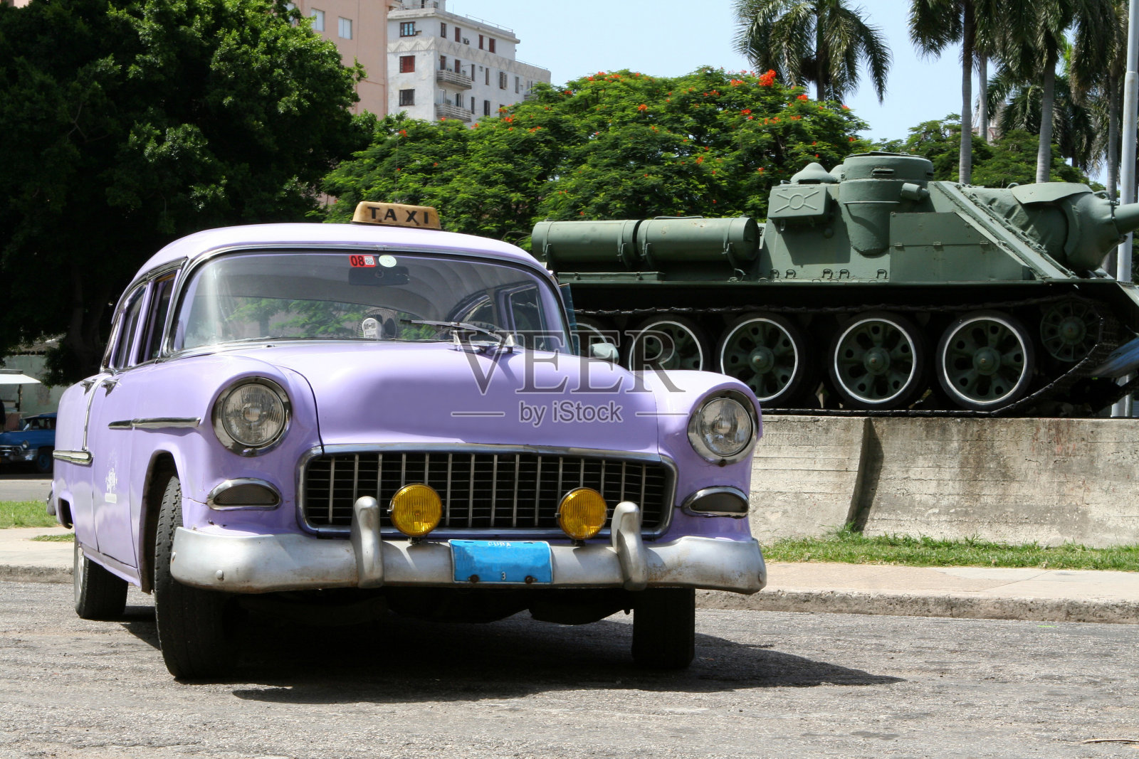 坦克和出租车照片摄影图片