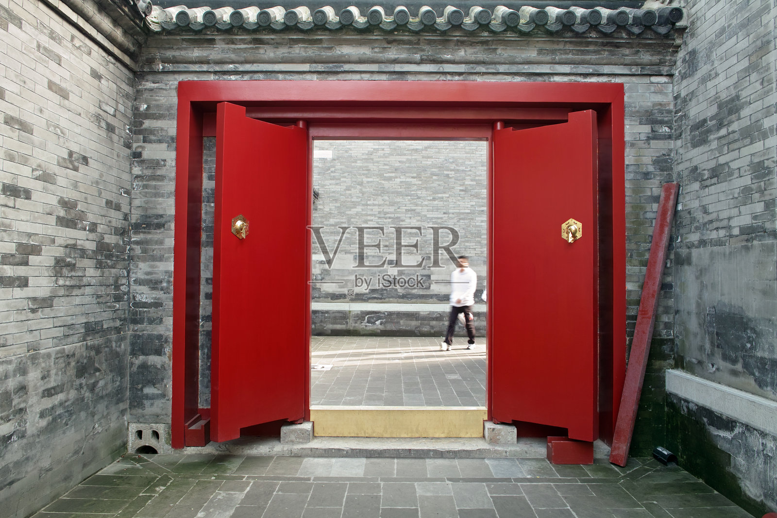 红门和灰墙照片摄影图片