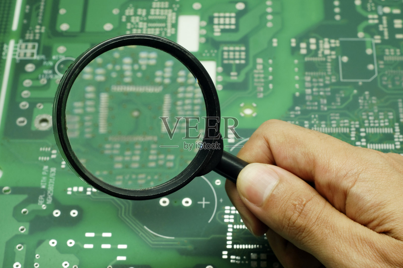电路上的放大镜照片摄影图片
