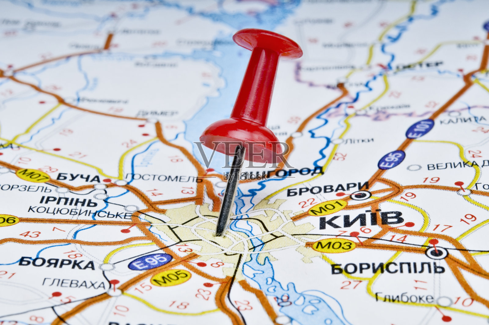 红色图钉插入路线图照片摄影图片