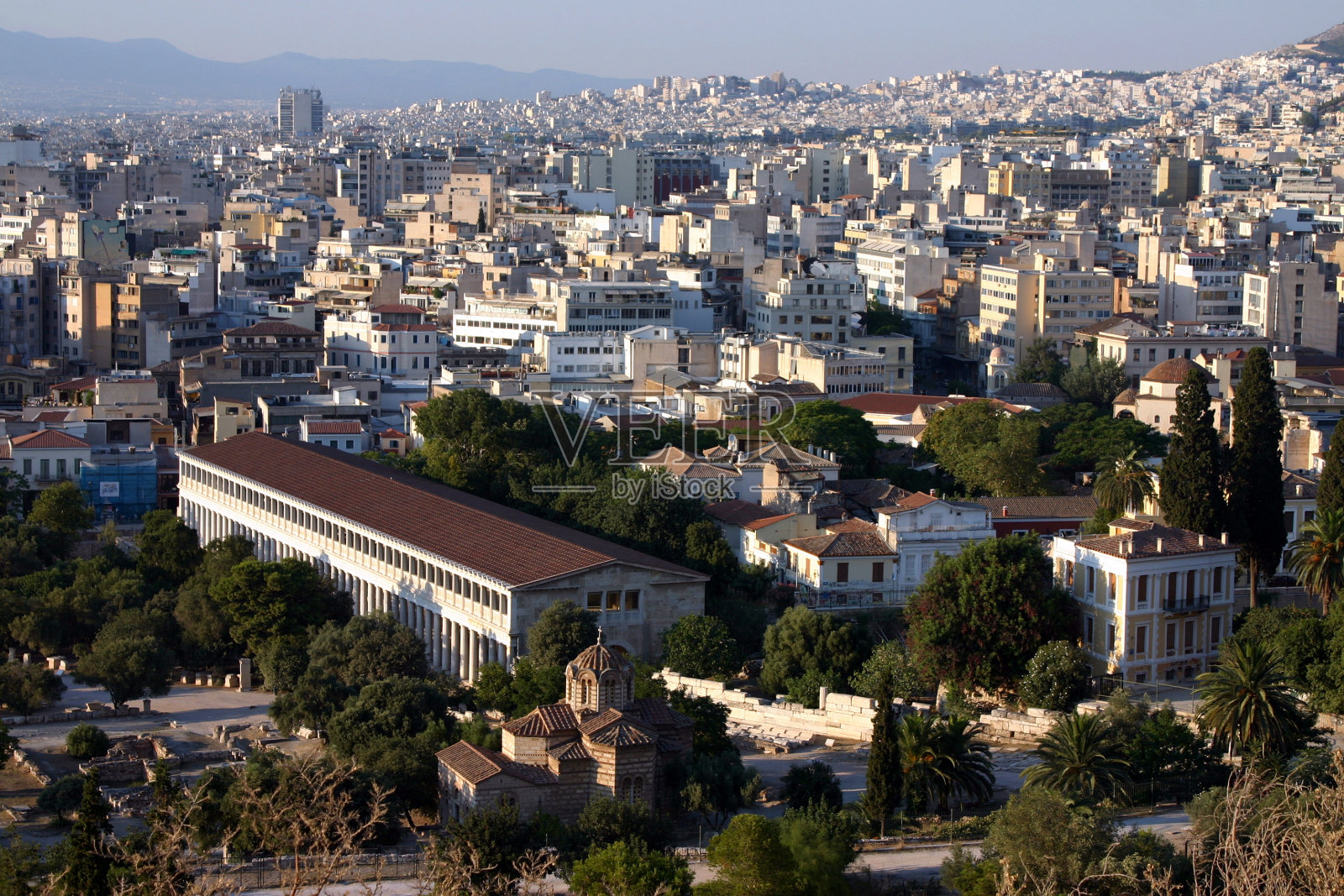 雅典-古老的庙宇和现代的城市照片摄影图片