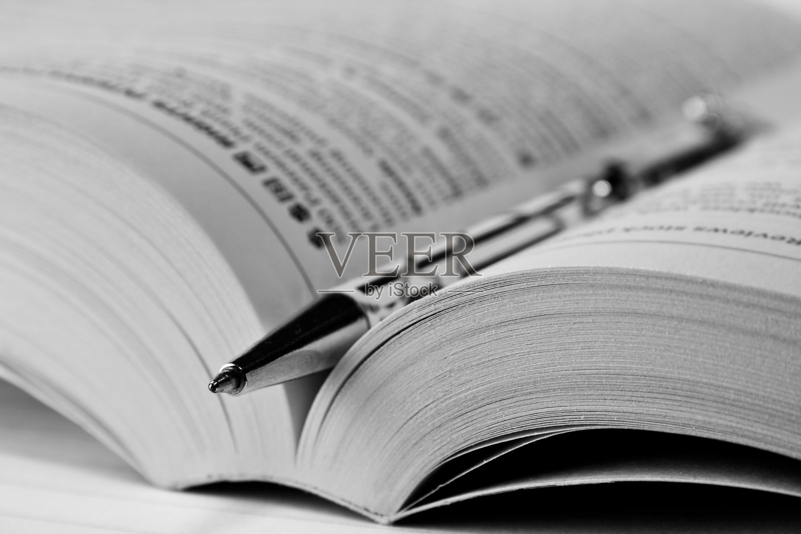 钢笔在书照片摄影图片