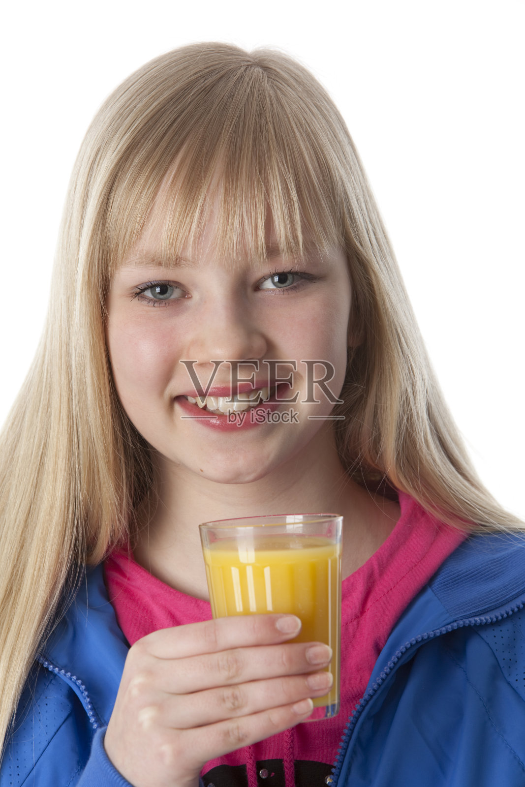十几岁的女孩喝着橙汁照片摄影图片