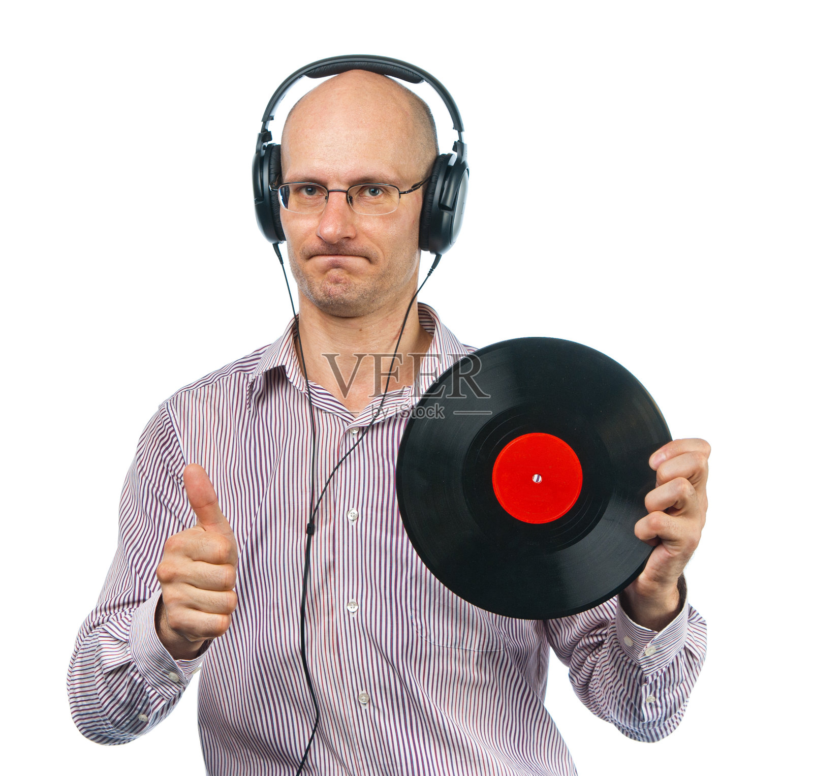 音乐爱好者戴耳机看旧唱片照片摄影图片