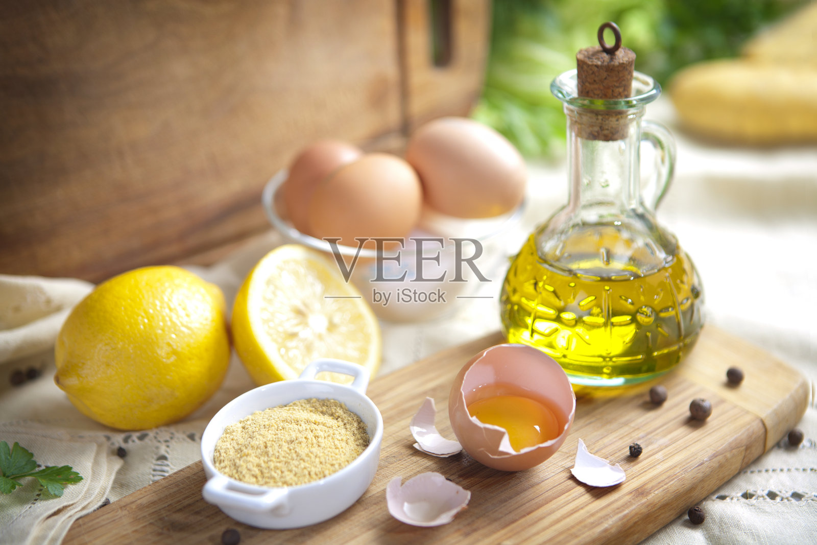 在乡村厨房里放蛋黄酱。照片摄影图片