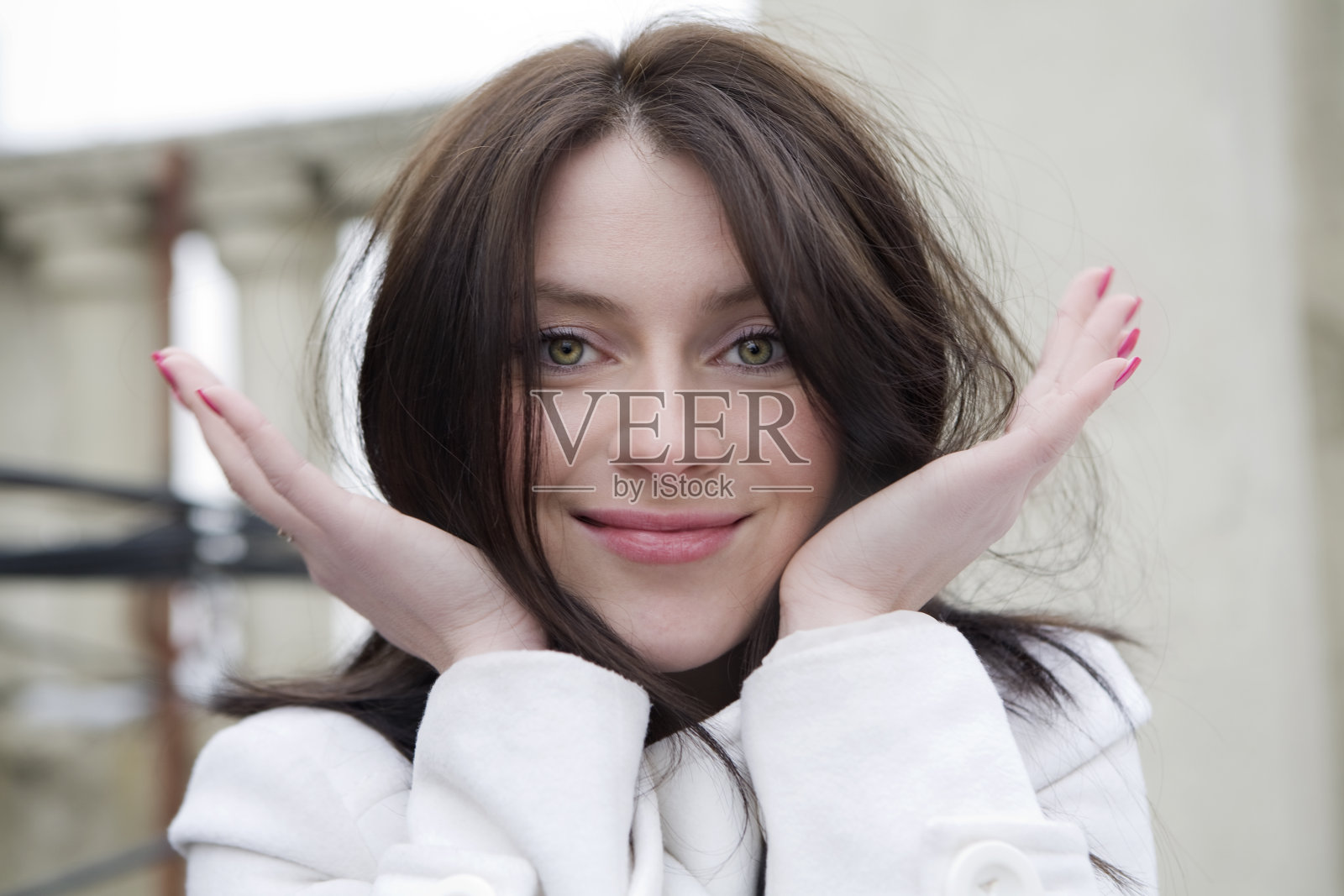 带着长发微笑的年轻女子照片摄影图片