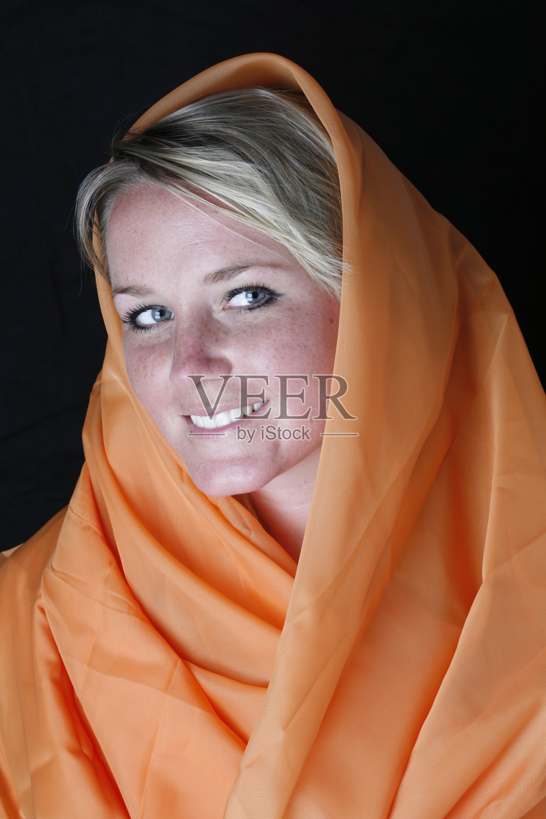 穿着橙色外套，漂亮眼睛的女孩照片摄影图片