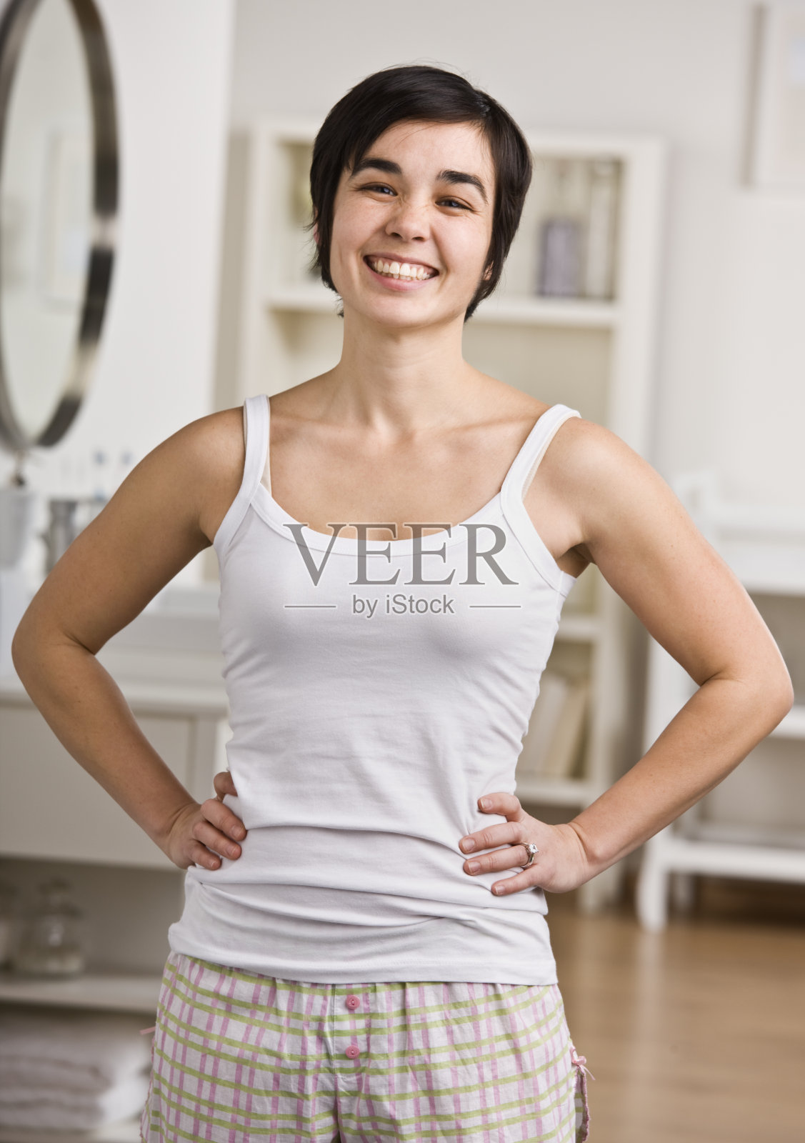 快乐女人站在浴室里照片摄影图片