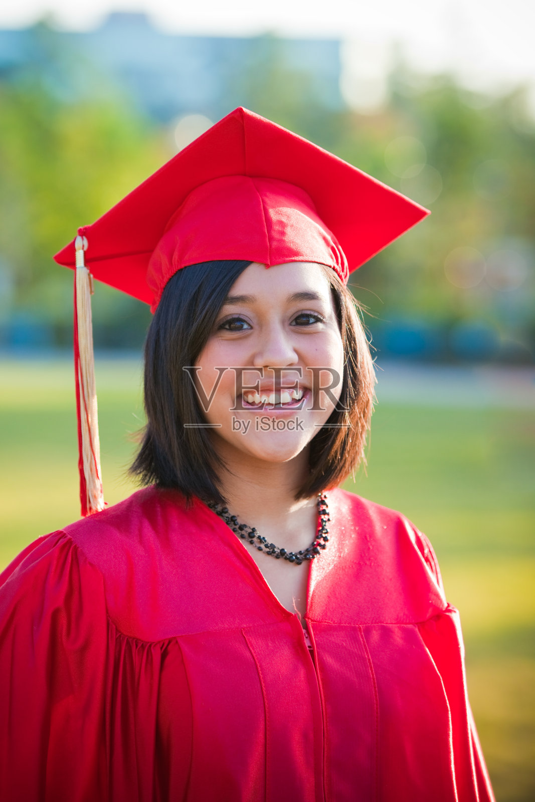 近距离观察年轻的拉丁女性在帽子和长袍照片摄影图片