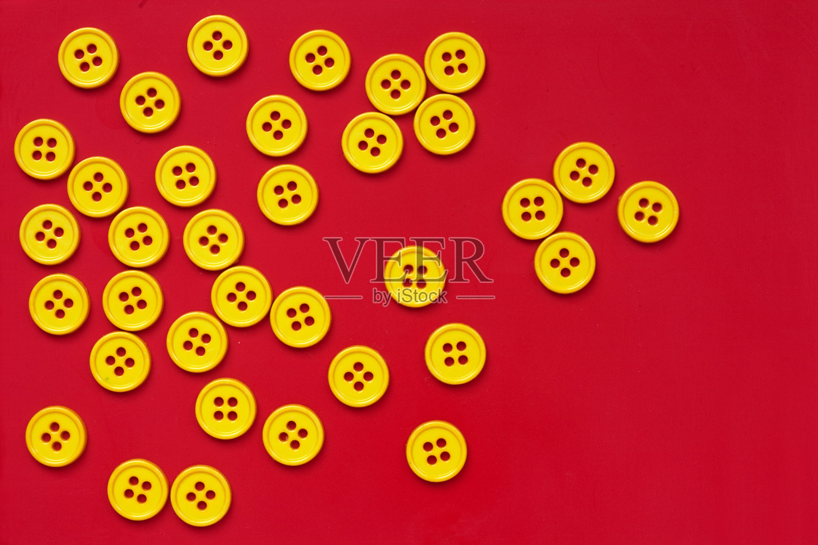 红色背景上的黄色按钮照片摄影图片