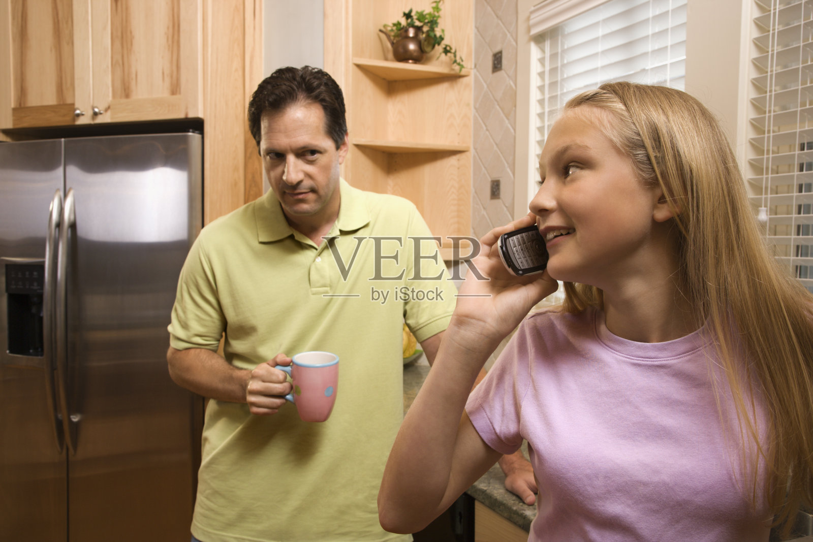 父亲和女儿打电话照片摄影图片